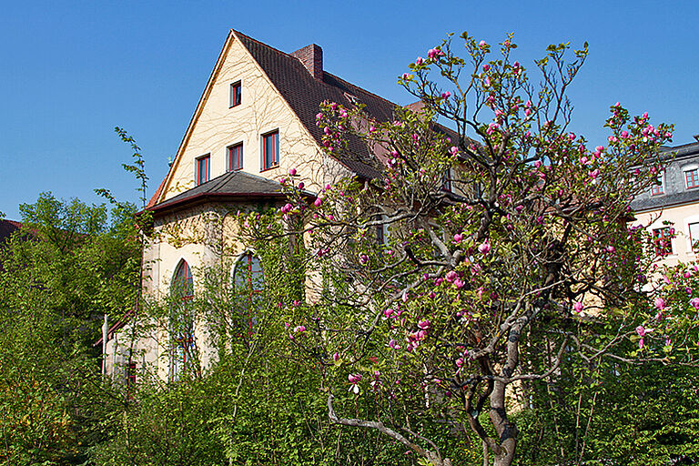 Diakoneo Paramentik im ehemaligen Betsaal sommerlicher Blick auf die Diakoneo Paramentik