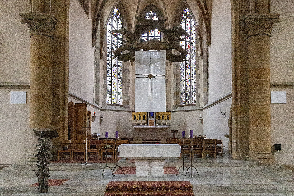 ein weißes Tuch mit rotem Faden über dem Altar der Herz-Jesu-Kirche