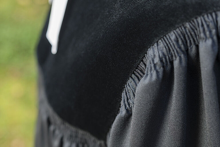 Detail der Falten am Samtsattel Talar im Detail