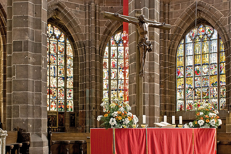 der Altar ganz in Rot gehüllt