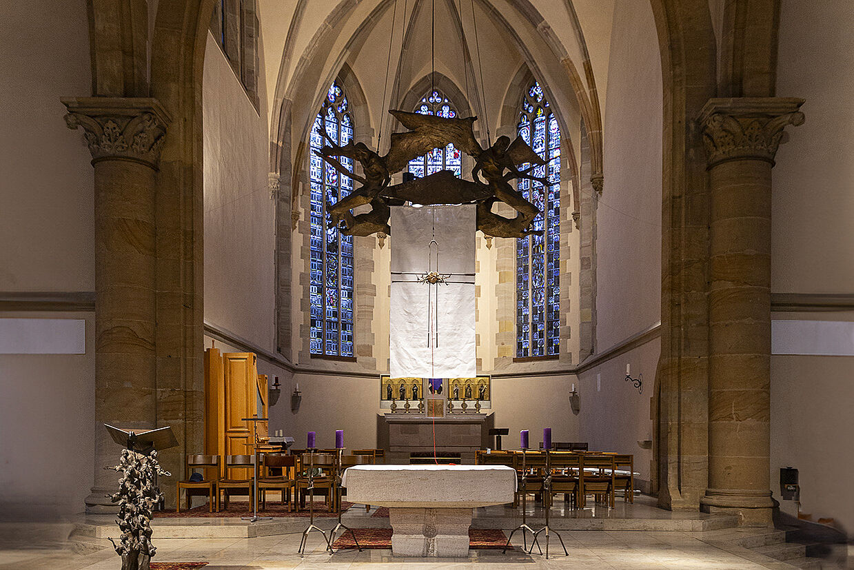 Der Innenraum der Herz Jesu-Kirche Nürnberg mit Kunstwerk von Beate Baberske