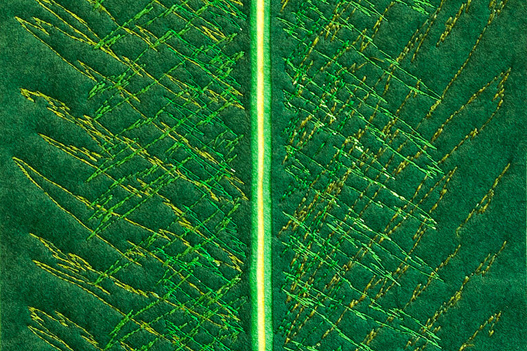 Lose Filzflächen in verschiedenen Grüntönen hält die handgeführte Stickerei zusammen Detail des grünen Paramentes für die Kanzel