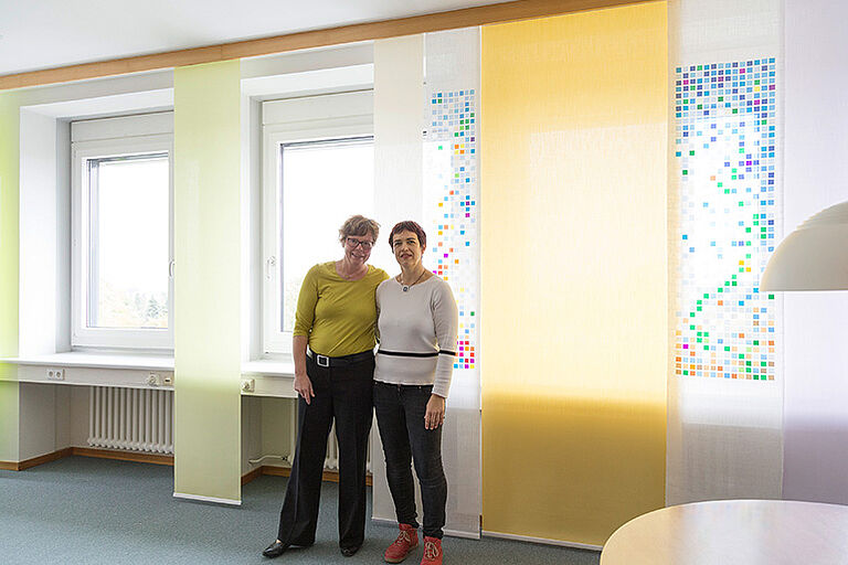 Beate und Beate vor der fertigen Fensterkunst Beate und Beate vor der fertigen Fensterkunst