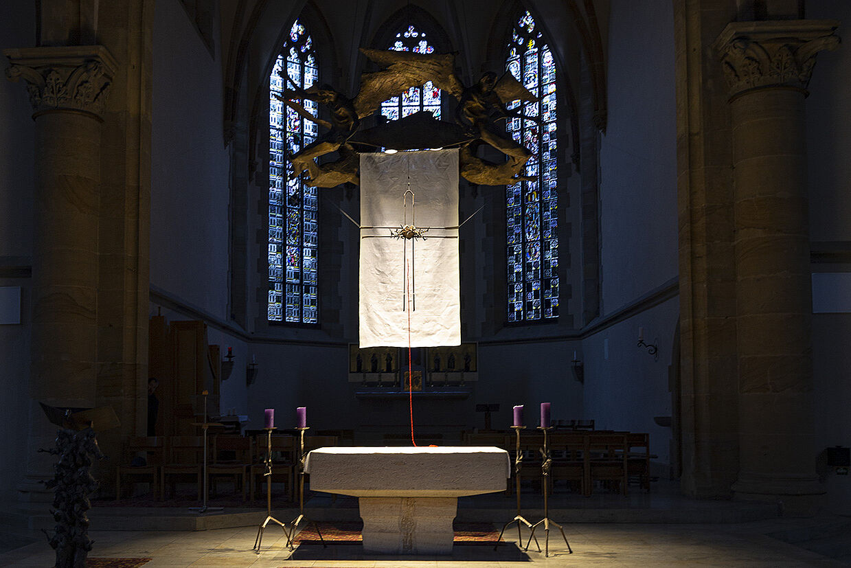 Ein weißer Stoff über dem Altar der Herz-Jesu-Kirche Intervention in der Passionszeit