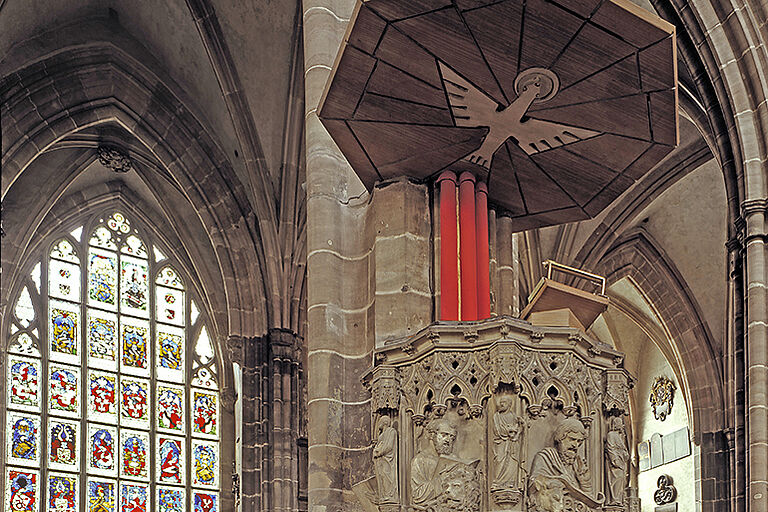 Kanzel der Lorenzkirche Nürnberg  mit rotem Akzent
