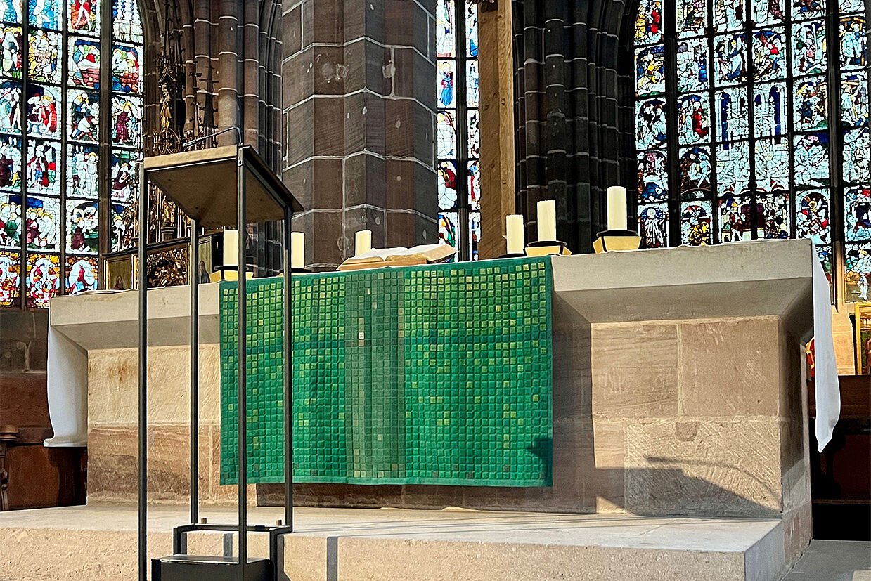 Der Hauptaltar der Lorenzkirche mit grünem Antependium