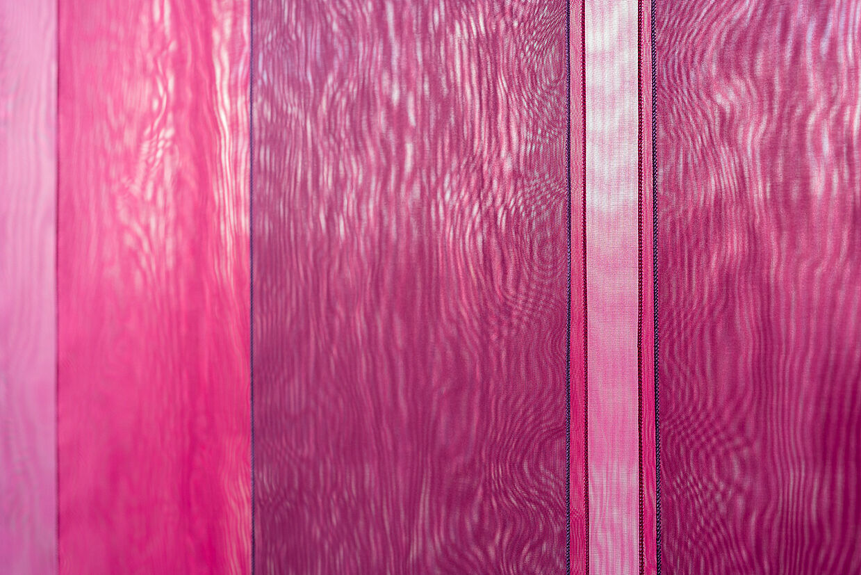 Drei violette Stoffe übereinander, Foto Uwe Niklas Detail mit drei violetten Stoffen