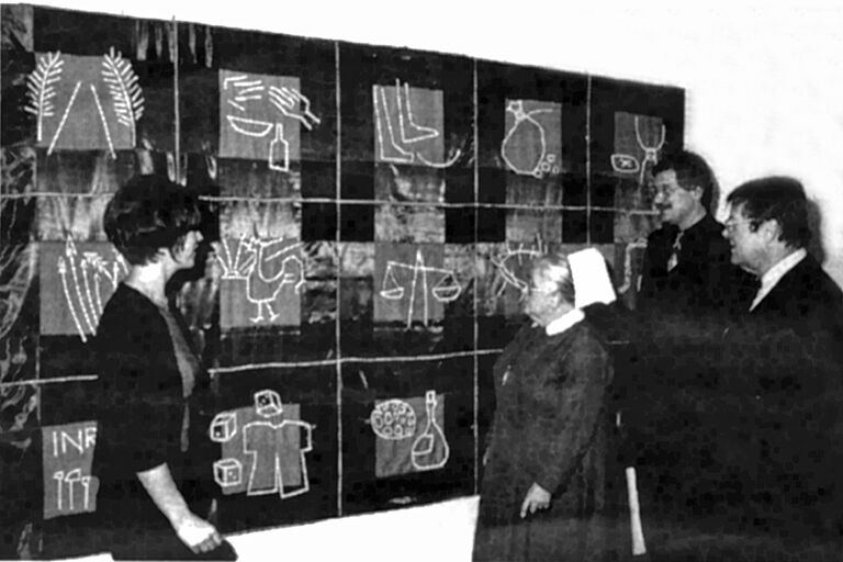 das Tuch hing im Landeskirchenamt in der Ausstellung "textile art" Oberin, Rektor und Landesbischof vor dem Tuch