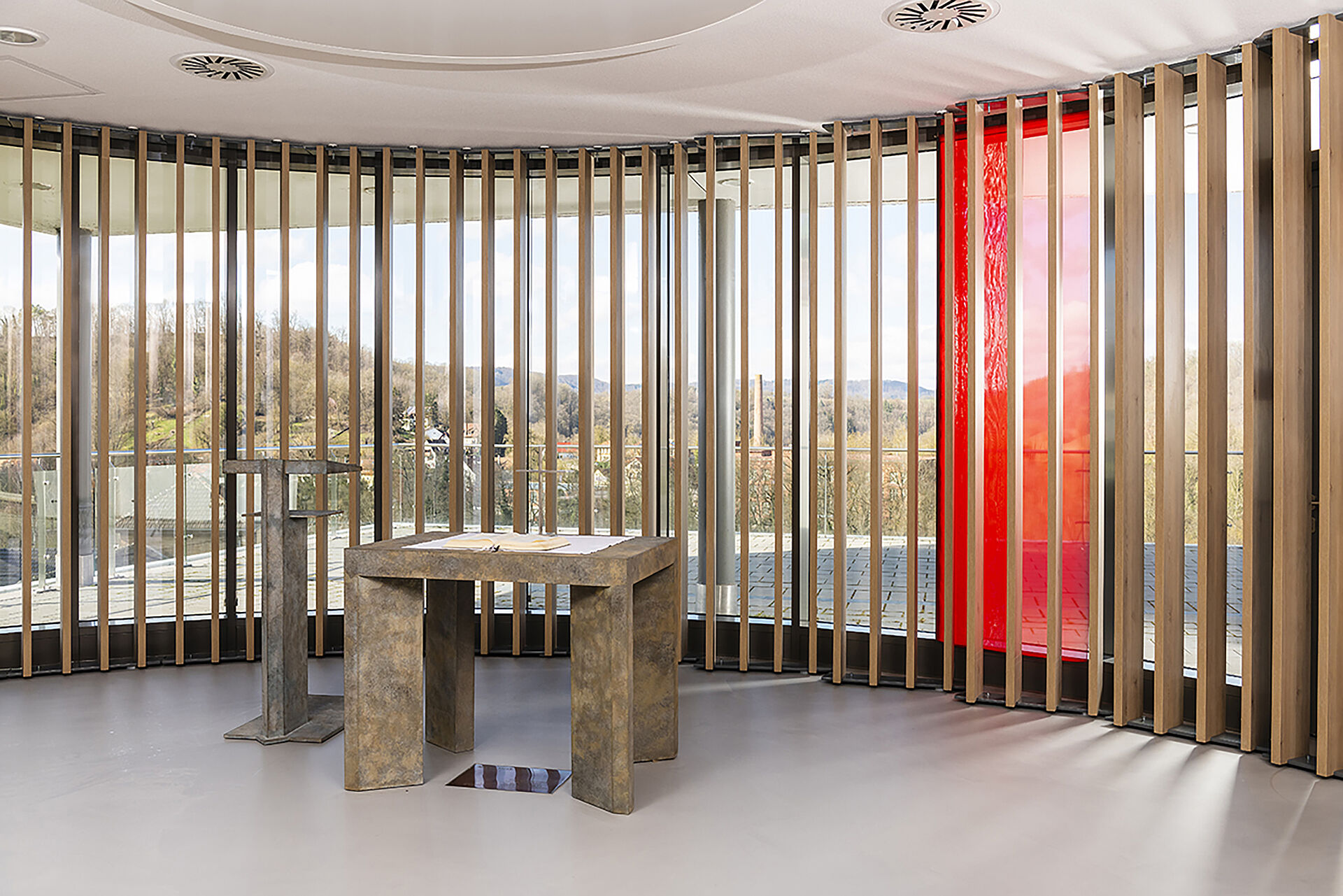 Kapelle in der Klinik, Foto: Uwe Niklas Altar, Ambo und Fensterfläche mit farbigem Parament