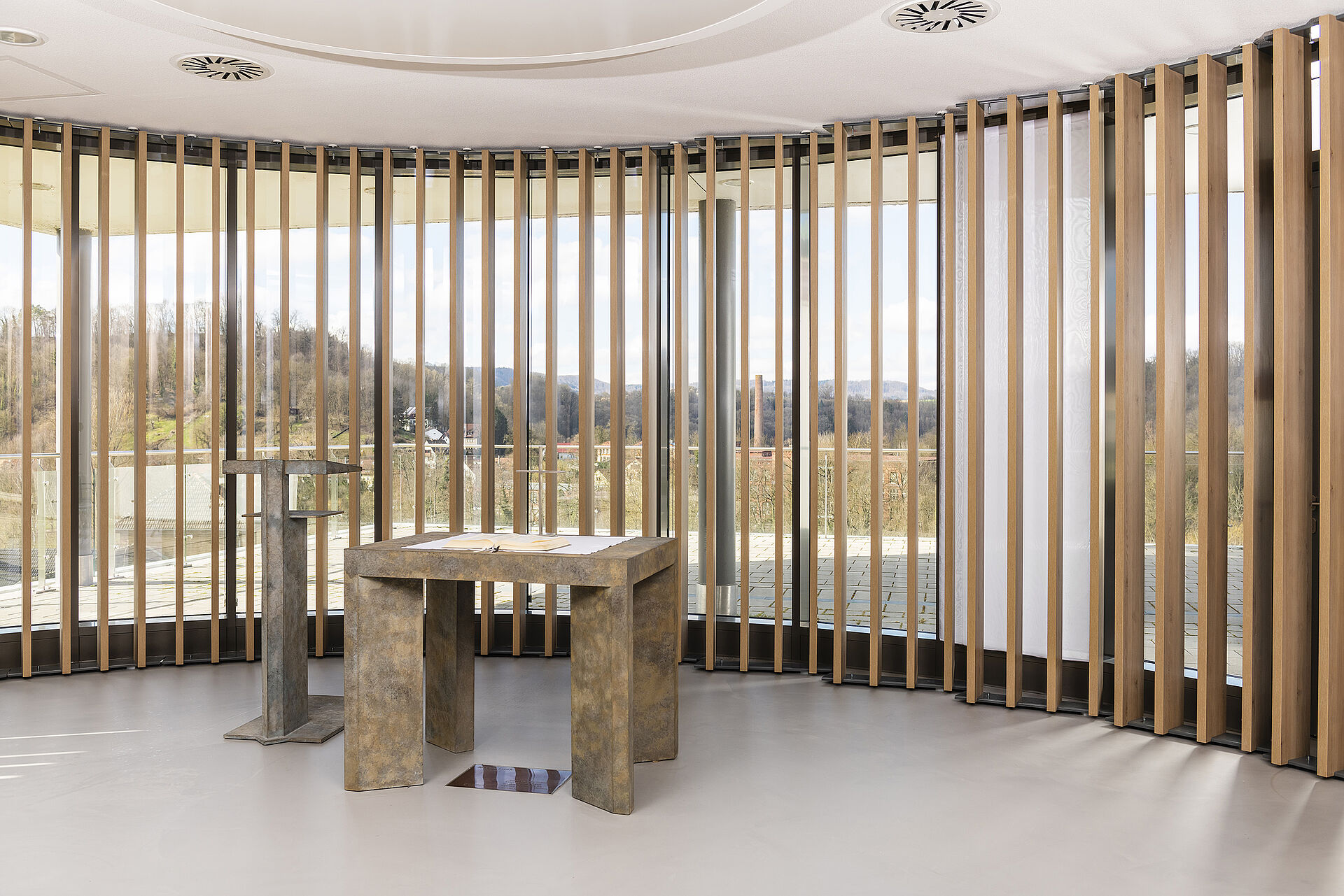 Parament und Raum, Uwe Niklas Kapelle mit Altar, Ambo und Parament am Fenster