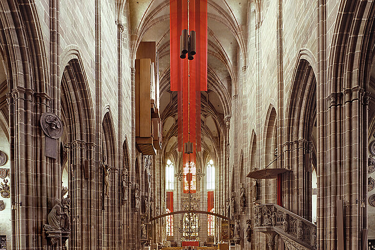 rote Bahnen in der Lorenzkirche Nürnberg