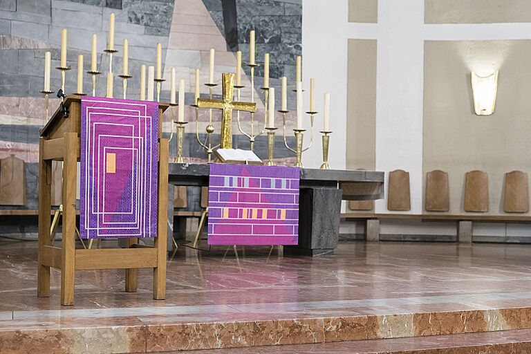 violettes Lesepult- und Altarparament in Matthäus München