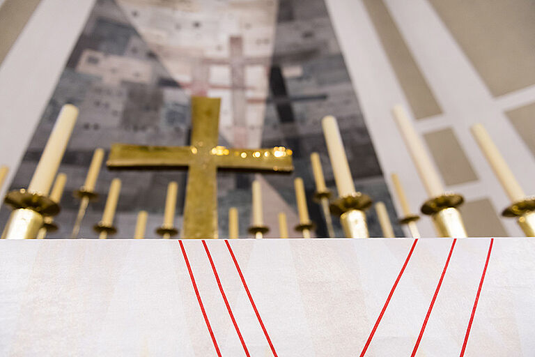rote Linien auf dem weißen Altarparament