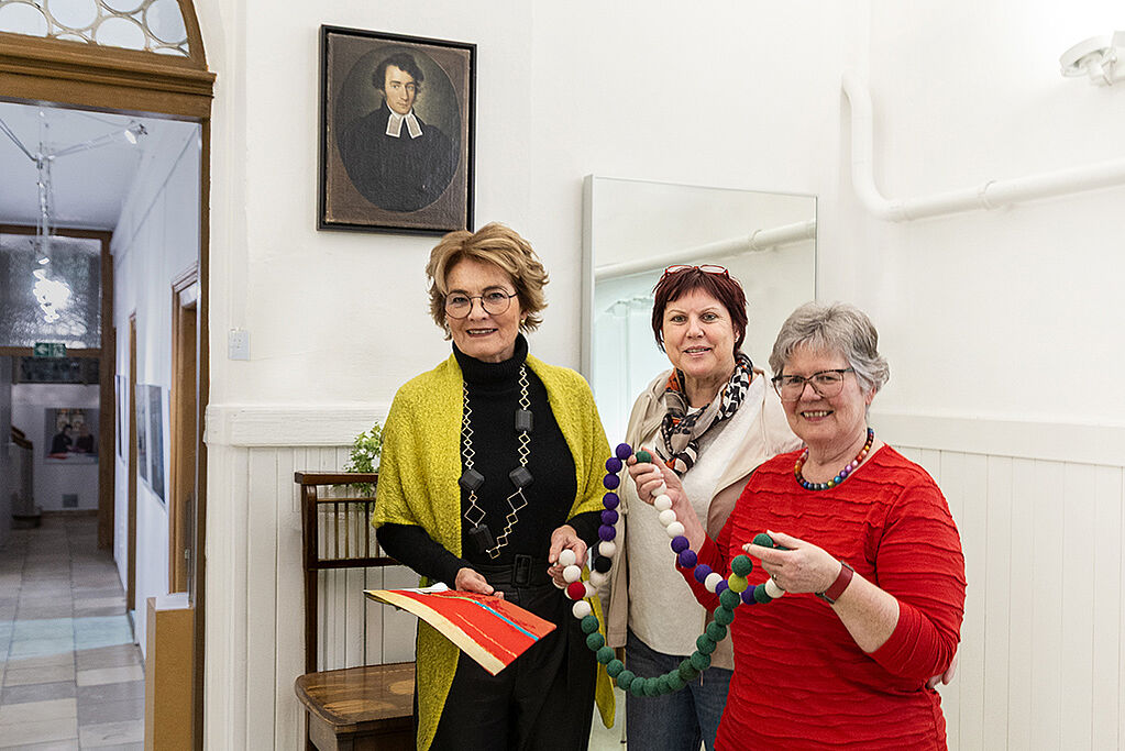 Brigitte Stegemann, Doris Sitzmann-Korn und Heike Gessner im ehemaligen Betsaal