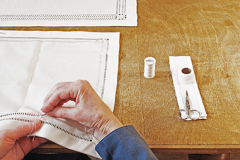 ein Hohlsaum entsteht Stich für Stich Hohlsaum in Arbeit