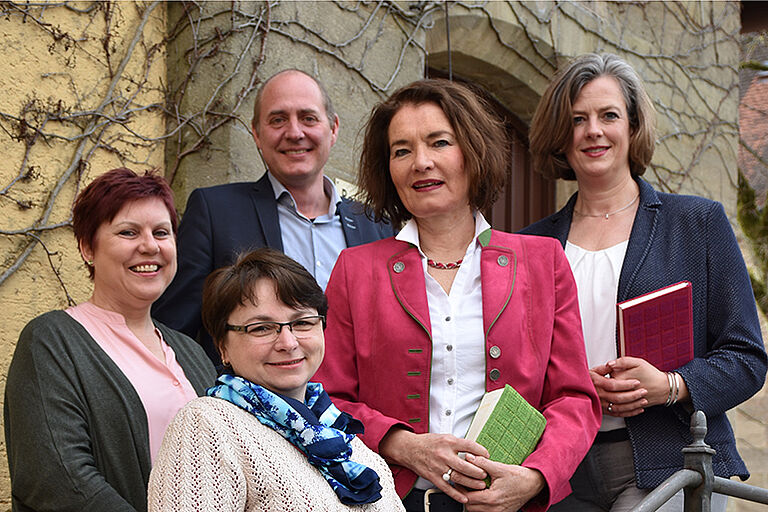 der Vorstand des Freundeskreises, bestehend aus Doris Sitzmann-Korn, Roland Schlüter, Brigitte Stegemann, Doris Reinelt, steht mit der Koordinatorin der Werkstatt Rosalia Penzko (2. von links) vor dem Eingang der Paramentenwerkstatt der Freundeskreis Paramentik
