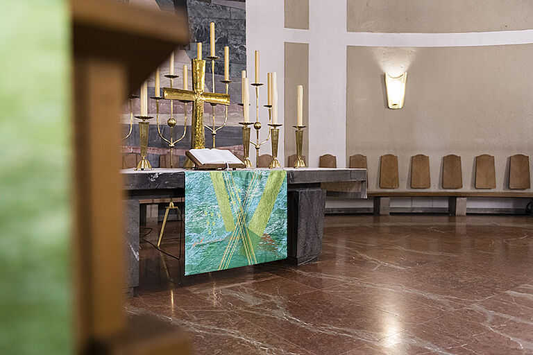 grünes Altarparament Matthäuskirche München